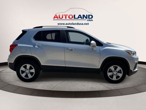 Used 2020 Chevrolet Trax LT w/ LT Convenience Package AWD/4WD image 3