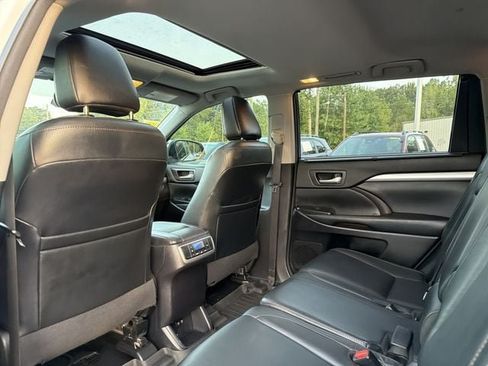 Used 2018 Toyota Highlander XLE FWD image 11