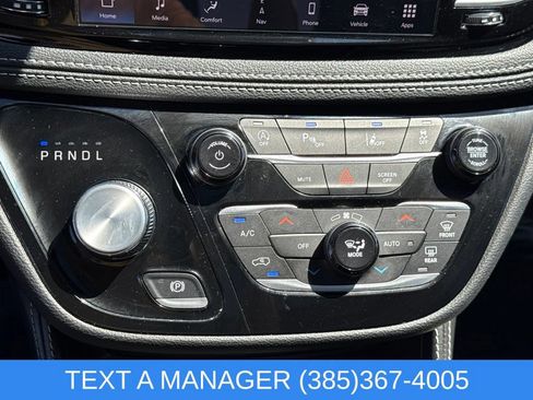 Used 2025 Chrysler Pacifica Limited FWD image 29
