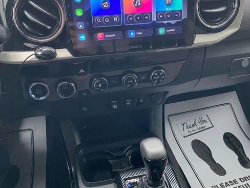 Used 2018 Toyota Tacoma TRD Sport image 15