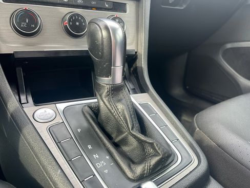 Used 2016 Volkswagen Golf Limited Edition image 24