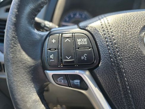 Used 2017 Toyota Sienna XLE Premium FWD image 8