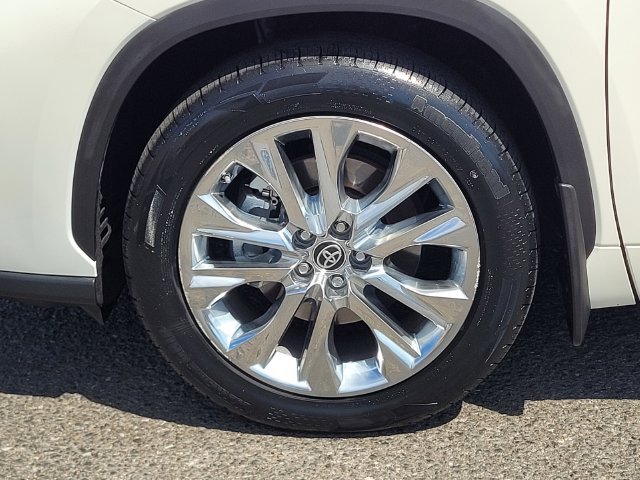 Certified 2021 Toyota Highlander Limited AWD/4WD image 11