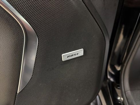 Used 2024 GMC Yukon SLT w/ SLT Luxury Package image 15