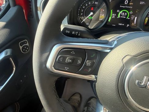 Used 2025 Jeep Wrangler Unlimited Sahara AWD/4WD image 20