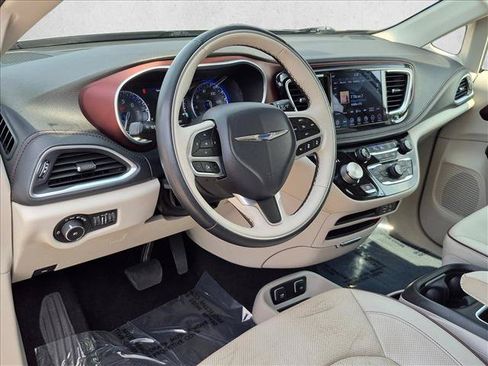 Used 2018 Chrysler Pacifica Limited w/ Advanced Safetytec Group FWD image 10