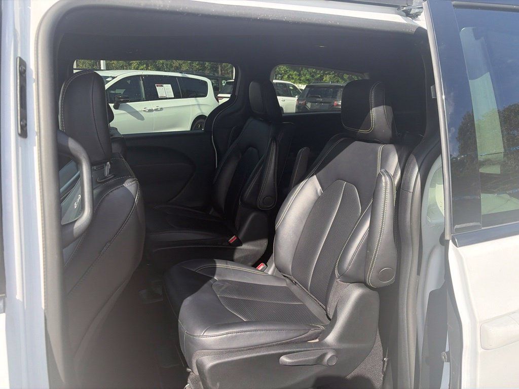Used 2024 Chrysler Pacifica Limited FWD image 5