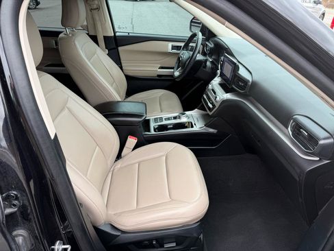 Used 2021 Ford Explorer XLT w/ Equipment Group 202A image 19