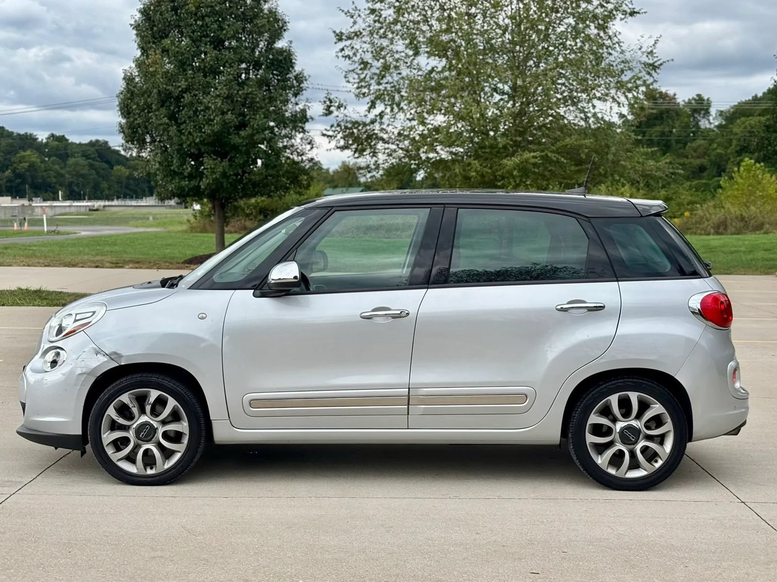 Used 2017 FIAT 500L Lounge w/ Premium Package FWD image 9