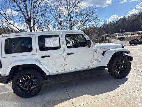 Used 2022 Jeep Wrangler Unlimited Sahara w/ Cold Weather Group AWD/4WD image 4