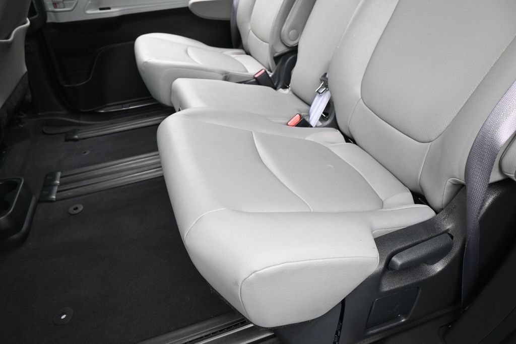 Used 2025 Toyota Sienna XLE w/ XLE Plus Package FWD image 34