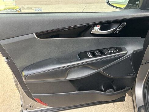 Used 2018 Kia Sorento SX image 11