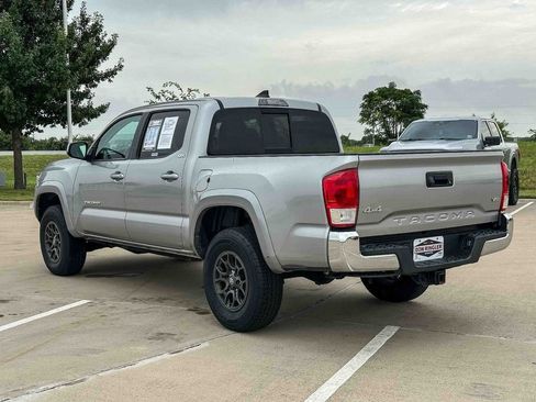 Used 2017 Toyota Tacoma SR5 AWD/4WD image 5