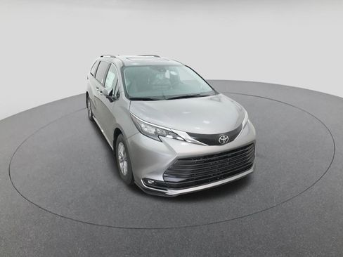 New 2026 Toyota Sienna XLE image 14