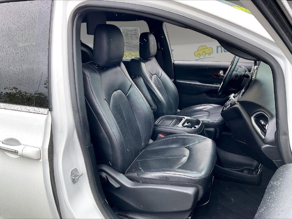 Used 2020 Chrysler Pacifica Touring-L FWD image 10
