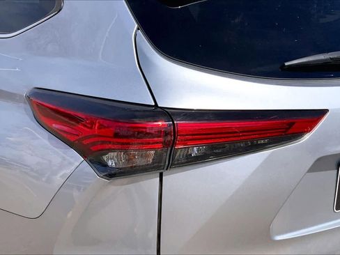 Used 2022 Toyota Highlander XLE image 29