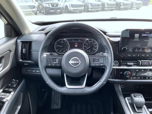 Used 2023 Nissan Pathfinder SL AWD/4WD image 11