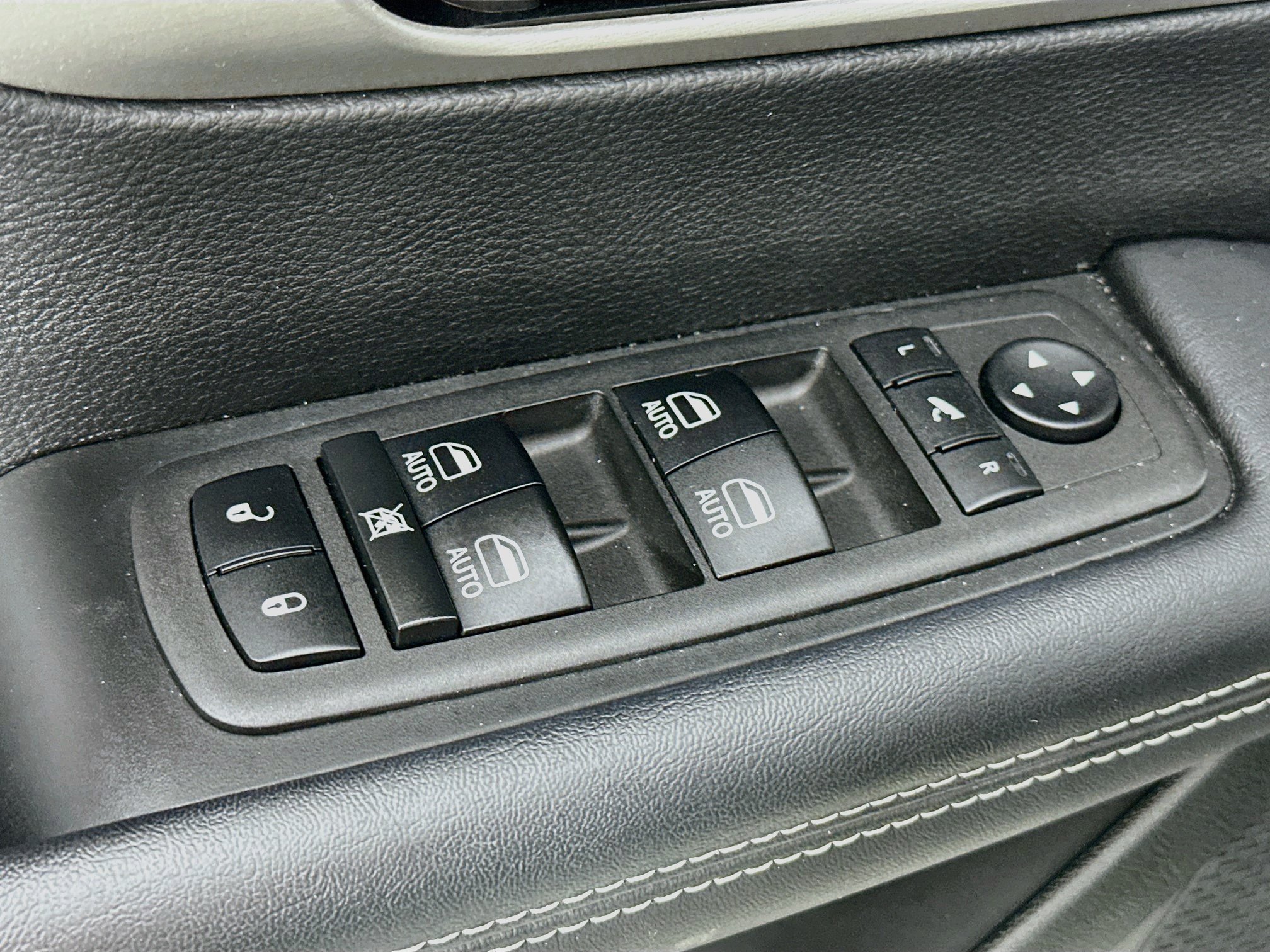 Used 2023 Chrysler Pacifica Limited w/ S Appearance Package FWD image 18