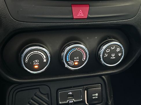 Used 2016 Jeep Renegade Latitude FWD image 20