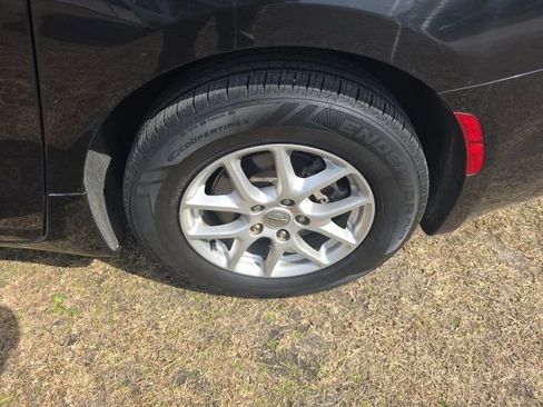 Used 2022 Chrysler Pacifica Touring-L image 29