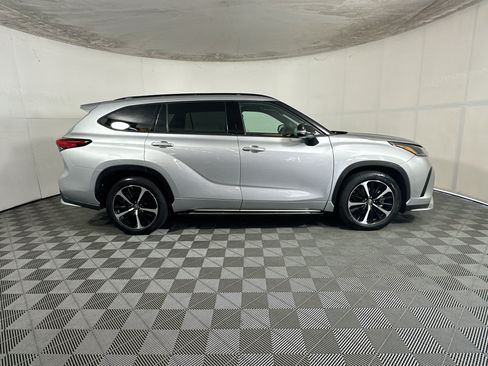 Used 2021 Toyota Highlander XSE FWD image 2