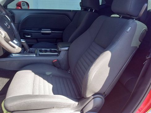Used 2013 Dodge Challenger R/T RWD image 9