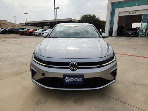 Used 2025 Volkswagen Jetta SE FWD image 2
