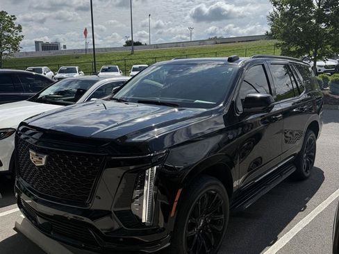 Used 2025 Cadillac Escalade Premium Luxury AWD/4WD image 3