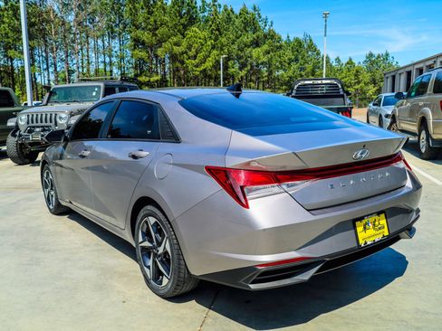 Used 2023 Hyundai Elantra SEL w/ Convenience Package image 4