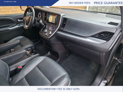 Used 2017 Toyota Sienna SE Premium image 16