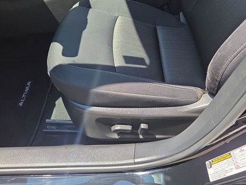 Used 2025 Nissan Altima 2.5 SV FWD image 14