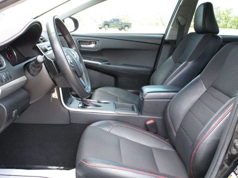 Used 2016 Toyota Camry SE image 9