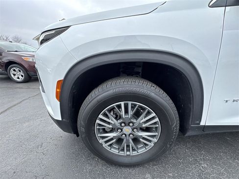 Used 2025 Chevrolet Traverse LT image 10