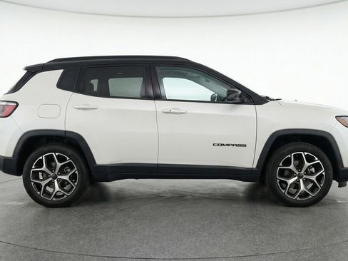 Used 2025 Jeep Compass Limited image 11