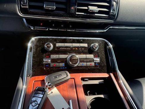 Used 2024 Lincoln Navigator Reserve image 25