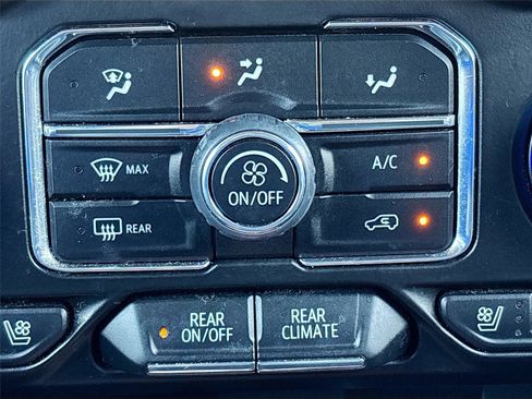 Used 2023 Chevrolet Suburban Premier image 16