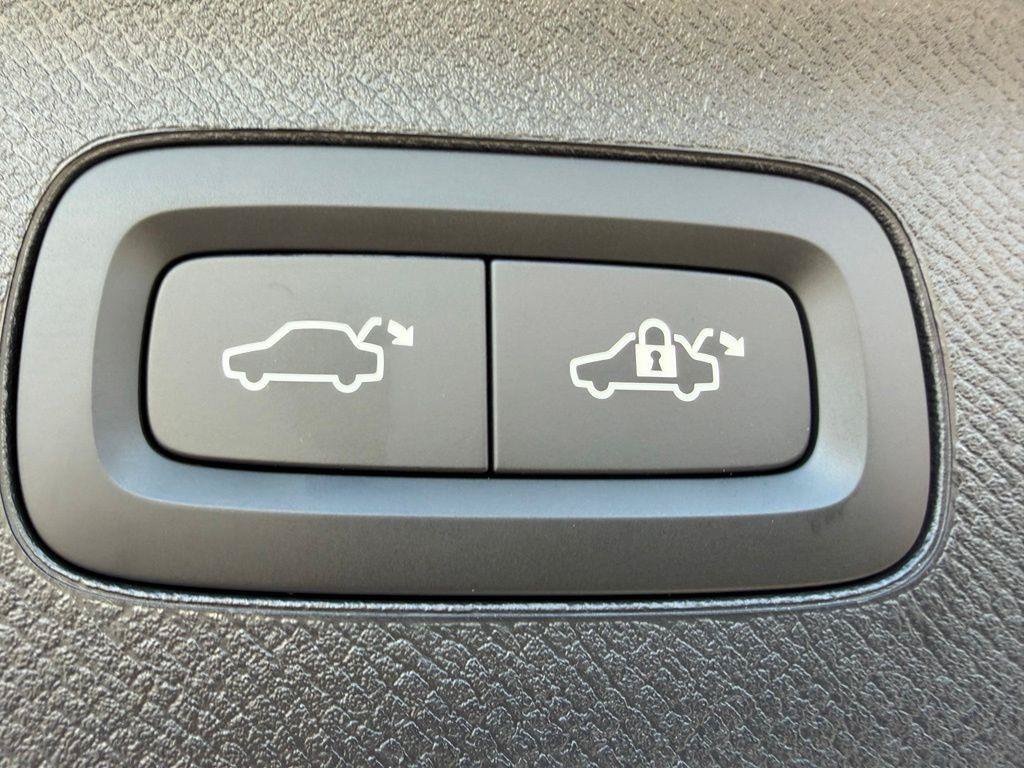 New 2026 Volvo XC90 T8 Plus w/ Protection Package AWD/4WD image 26