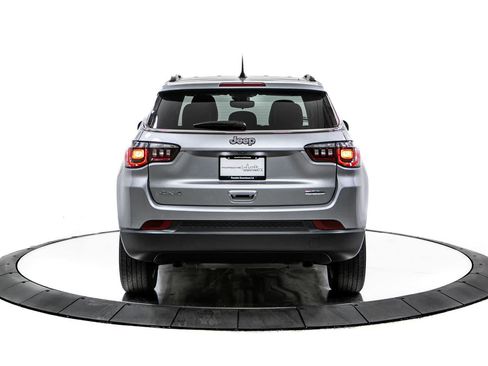 Used 2023 Jeep Compass Latitude AWD/4WD image 6