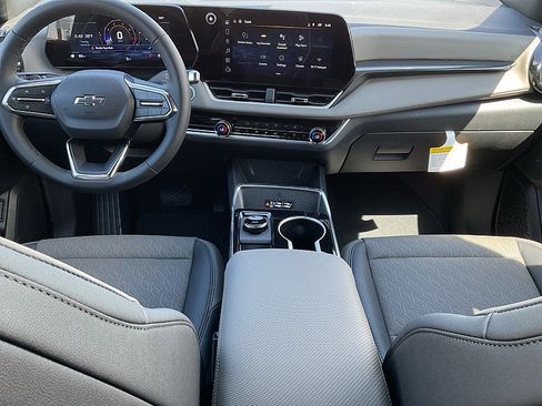 New 2026 Chevrolet Equinox LT w/ Convenience Package II FWD image 12