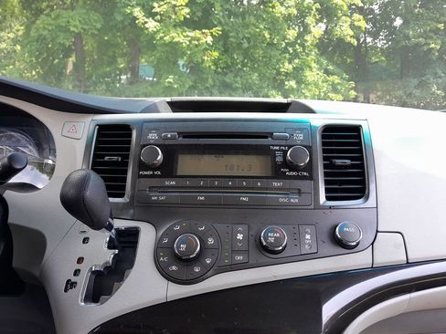 Used 2014 Toyota Sienna L FWD image 24