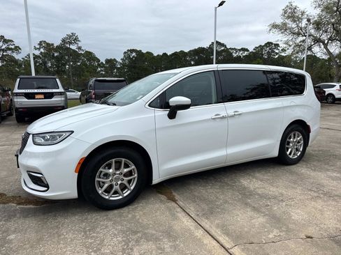 Certified 2023 Chrysler Pacifica Touring-L FWD image 7