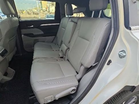 Used 2017 Toyota Highlander XLE AWD/4WD image 14