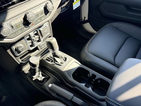 New 2026 Jeep Gladiator Sport AWD/4WD image 16