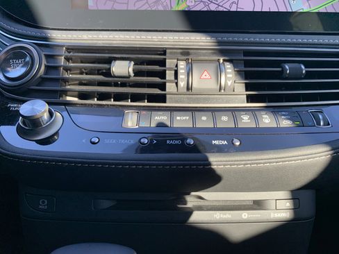 Certified 2021 Lexus LS 500 w/ Accessory Package (Z1) image 29