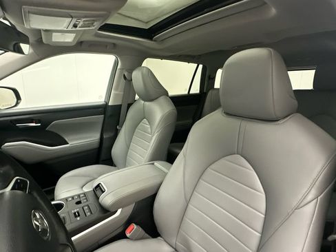 Certified 2024 Toyota Highlander XLE AWD/4WD image 9
