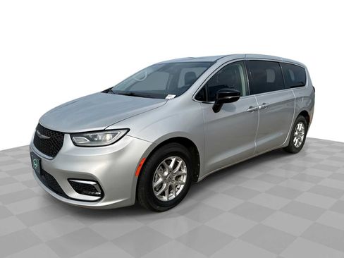 Used 2024 Chrysler Pacifica Touring-L FWD image 1
