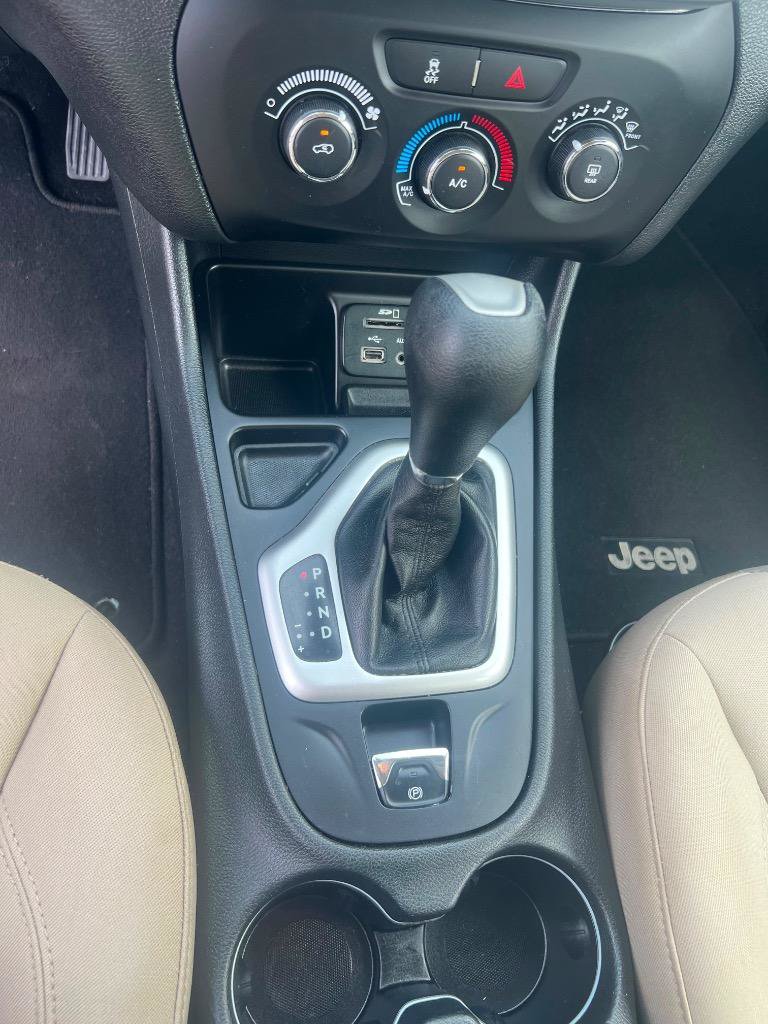 Used 2015 Jeep Cherokee Sport FWD image 17
