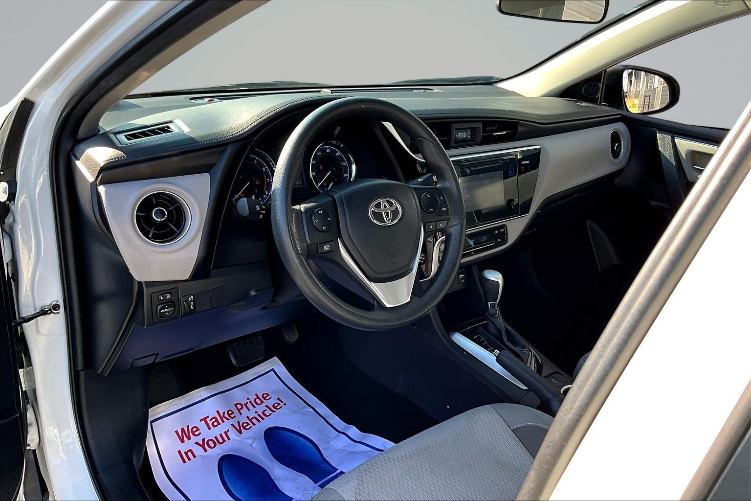 Used 2017 Toyota Corolla LE FWD image 14