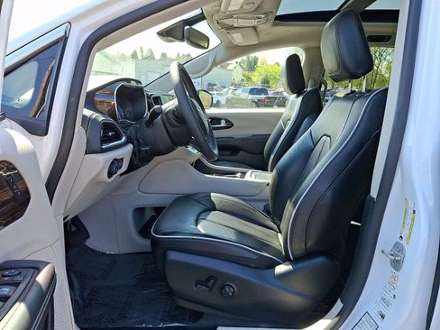 Used 2024 Chrysler Pacifica Limited FWD image 15