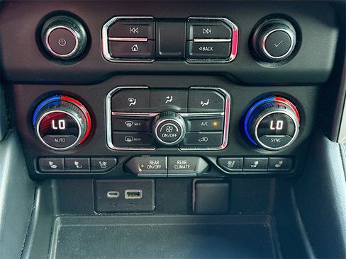 Used 2021 Chevrolet Suburban Premier w/ Premium Package image 17